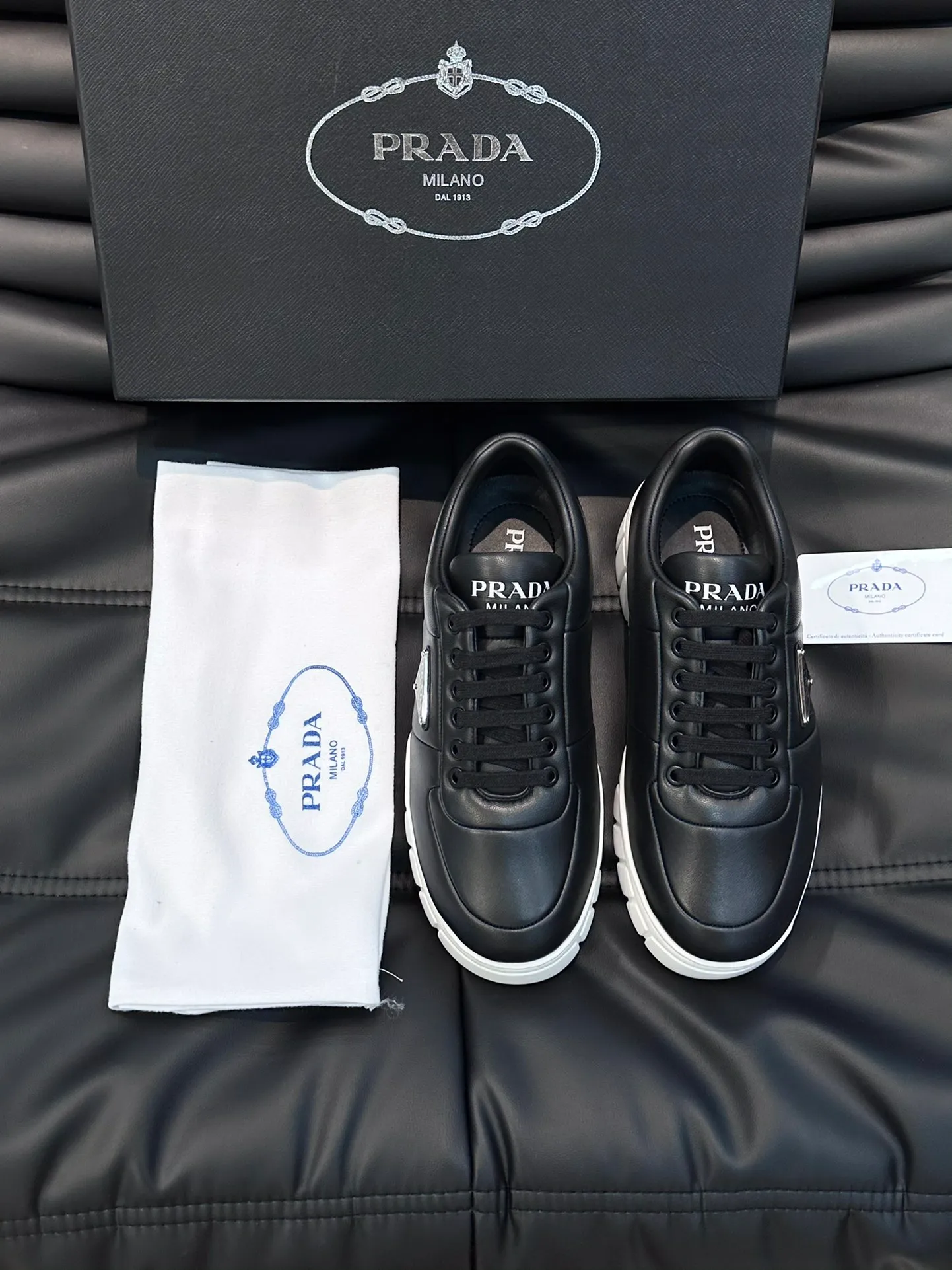 Men's shoes 💰p400 "Men's shoes 💰pRAD*" Men's shoes 💰prad* high-end men's thick-soled casual sports shoes, the details are perfectly replica of the original version, made of imported matte cowhide, full of texture, full calfskin lining, breathable and comfortable, men's shoes 💰p's classic black and white enamel metal logo decoration, all interpreting the brand style Genuine leather tongue Men's shoes on the tongue and heel 💰pRADA letter badges are embellished to show the brand style. Lightweight concave and convex pattern rubber outsole. Lightweight and increased by about 4CM. Excellent foot feel. Comfortable and breathable. Comes with original packaging. Size: 38-44